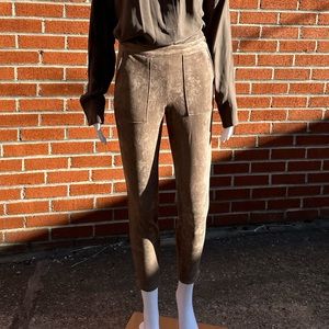 Blanknyc Suede Pants 
Side zipper and on bottom
No flaws 
Size 25
